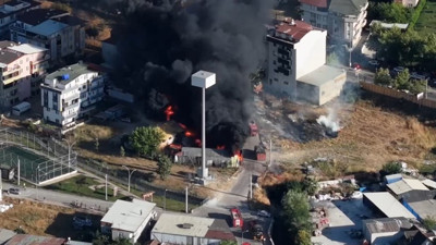 Hurda deposundaki yangın plastik kalıp atölyesini de sardı