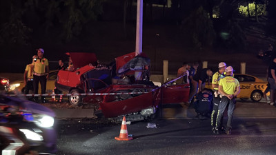 Eyüpsultan'da direğe çarpan Tofaş hurdaya döndü: 1 ölü