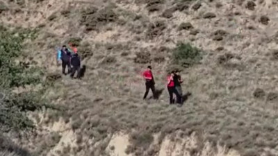 Havada korku dolu anlar! Paraşütçü rüzgara yenik düştü