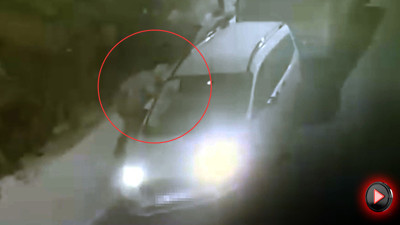 Farları bile söndürmemişti! Telefonu kaptığı gibi kaçtı