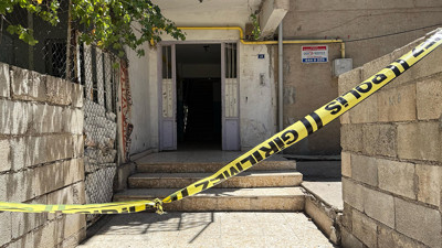 Babadan kan donduran tepki! Öyle olmaz böyle olur dedi. Benzini üzerine döktü...