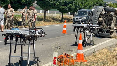 Minibüs devrildi, ortalık karıştı! Sopa ve bıçaklarla askerlere saldırdılar: Direnişin ardındaki detay şok etti