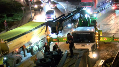 TIR Savruldu! İstanbul'da korku dolu anlar