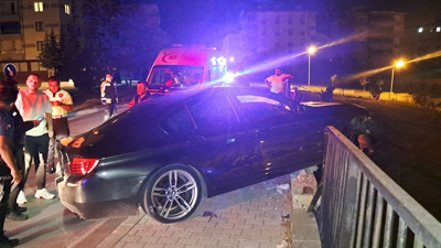 Lüks araç üst geçitte asılı kaldı! Sürücü izini kaybettirdi