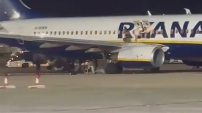 Havalanmadan önce yangın çıktı! Yolcular birbirini ezdi kanadın üstünden atladılar