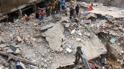 Hasarlı bina çöktü, 15 kişi öldü