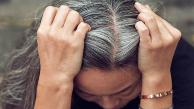 Saçınızda bir tane bile beyaz kalmayacak! Saç beyazlamasını tersine çeviren mucize karışım