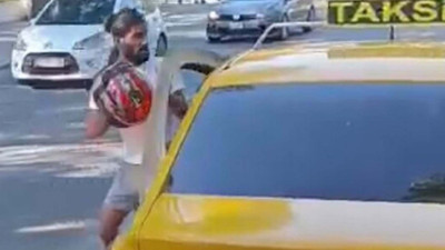 İzmir’de trafikte öfke patladı! Kurye kaskı eline aldı var gücüyle vurdu…