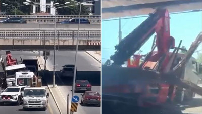 Tır alt geçide takıldı! Trafik felç oldu!