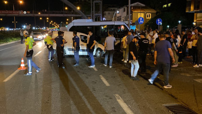 Minibüsle hafif ticari araç çarpıştı: 10 yaralı