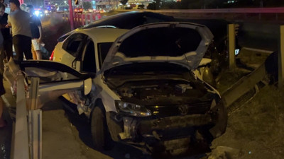 Makas atan araç kazaya neden oldu! 2 araç boşluğa düştü