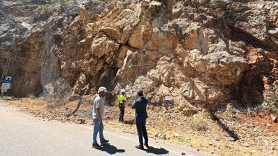 Kemaliye’nin efsanevi yolunda kaya paniği