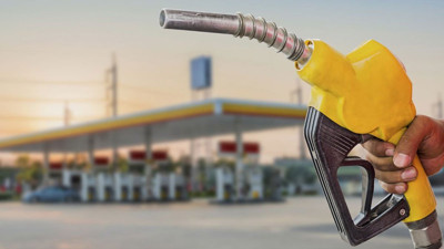 İktidar yapacağı akaryakıt zammında indirimcik yaptı. Bu akşam deponuzu doldurun. İnsafa geldi!