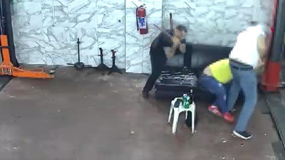 Sakarya’da oto tamirhanesinde levye ile dehşet! Ölümden döndü