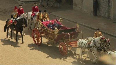 Diplomasi ile kraliyet bir araya geldi: Kral Charles'ten Macron'a törenli karşılama