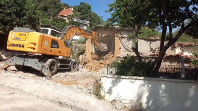 Bursa'da metruk binalar yıkıldı