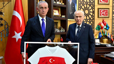 MHP lideri Bahçeli'ye sürpriz ziyaret! Hediyeyle poz verdi...