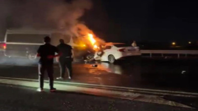 Ters yönde giden araç minibüsle çarpışarak alev aldı! 1 ölü, 1 yaralı