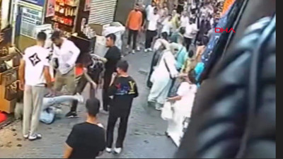3 Kişi sopayla saldırdı! Fatih’te dehşet görüntüler
