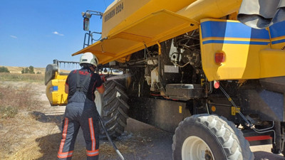 Tarlada çalışan biçerdöverde korkutan yangın