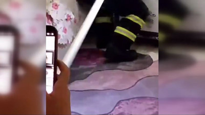 Yatağın altından 1,5 metrelik yılan çıktı!