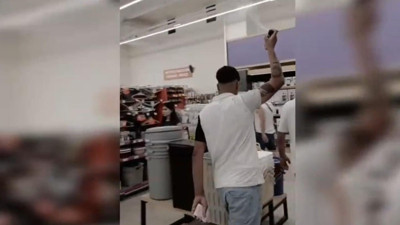 Şanlıurfa'da markette etrafa deodorant sıkan şahıs gözaltına alındı