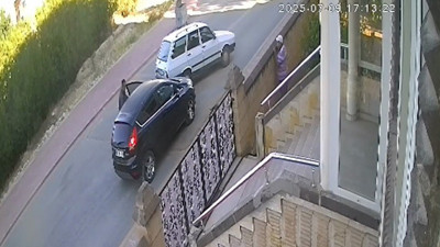 Otomobilin önünü kesti, darp etti! İşte o anlar