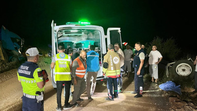 Hafriyat kamyonu traktöre arkadan çarptı: 1 ölü, 1 yaralı