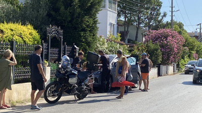 Alkollü kadın sürücünün aracı bahçe duvarına çarptı