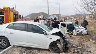 Isparta'da iki otomobil çarpıştı! 1 kişi öldü, 9 kişi yaralandı