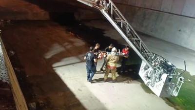 Su kanalına uçan motosiklet sürücüsü için kritik anlar