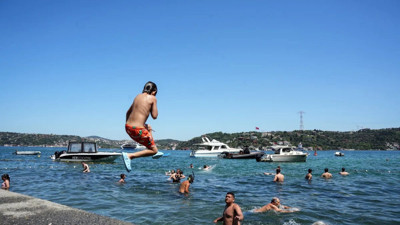 Sıcaktan bunalan İstanbullular kendini serin sulara attı