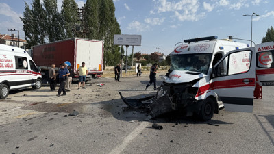 TIR, Ambulansı biçti! Sağlık personelleri yaralandı