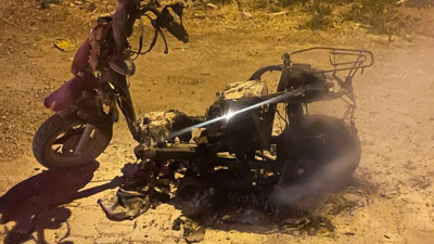 Plakasız motosiklet yanarak kullanılamaz hale geldi