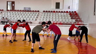 Söğüt’te güreş rüzgarı esti minik yiğitler minderde