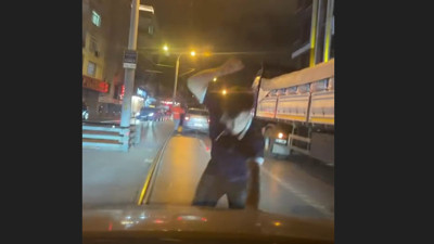 Trafikte öfke patlaması! Sürücü camı kırarak kaçtı