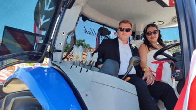 Çiftçilerden traktörle düğün şöleni!