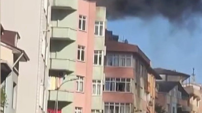 Pendik'te 4 katlı binanın çatısı alev alev yandı
