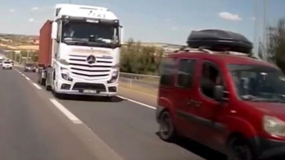 TIR sürücüsü trafikte terör estirdi! Her şey anbean kameraya yansıdı