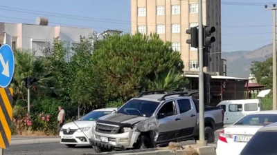 Trafikte kasıtlı çarpışma! Yumruklar konuştu