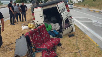Yağmur kaza getirdi! Minibüs ters döndü: 4 kişi yaralandı