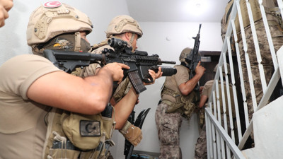 Mersin’de dev baskın! Fuhuş çetesine darbe