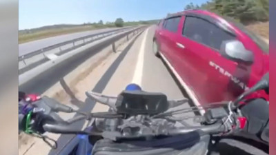 Ters şeritten gelen otomobil nefesleri kesti