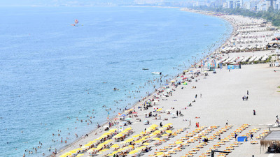 Antalya'da sıcaktan bunalanlar sahile akın etti
