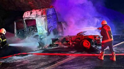 Şanlıurfa’da devrilen akaryakıt tankeri alev alev yandı