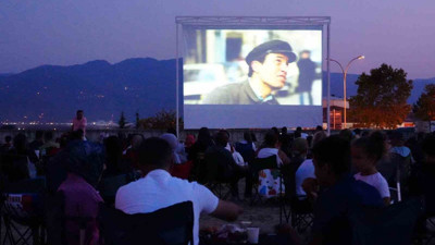 Sandalyesini kapan sinemaya koştu!