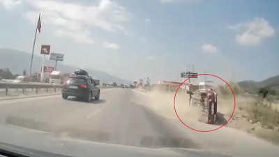 Yanından geçen aracın hızından savruldu! Yol kenarına devrildi