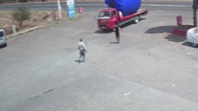 El freni unutuldu! Facia önlendi: Şanlıurfa’da nefes kesen anlar