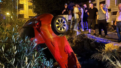 Kömürlüğe uçan otomobil şok etti