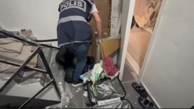 Daireye operasyon yapan polis, zulaları patlattı